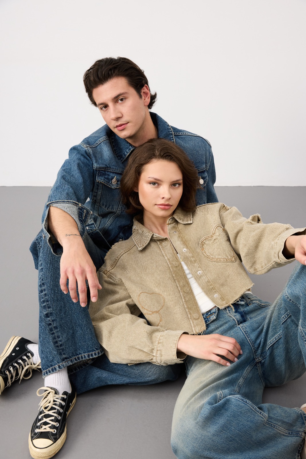 Atlas Denim kumaşından üretilen örnek denim ürün — manken çekimi 14