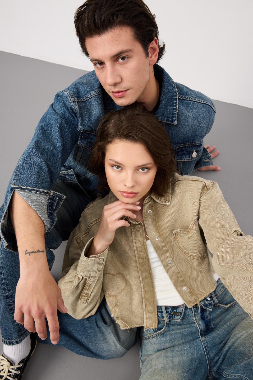 Atlas Denim kumaşından üretilen örnek denim ürün — manken çekimi 15