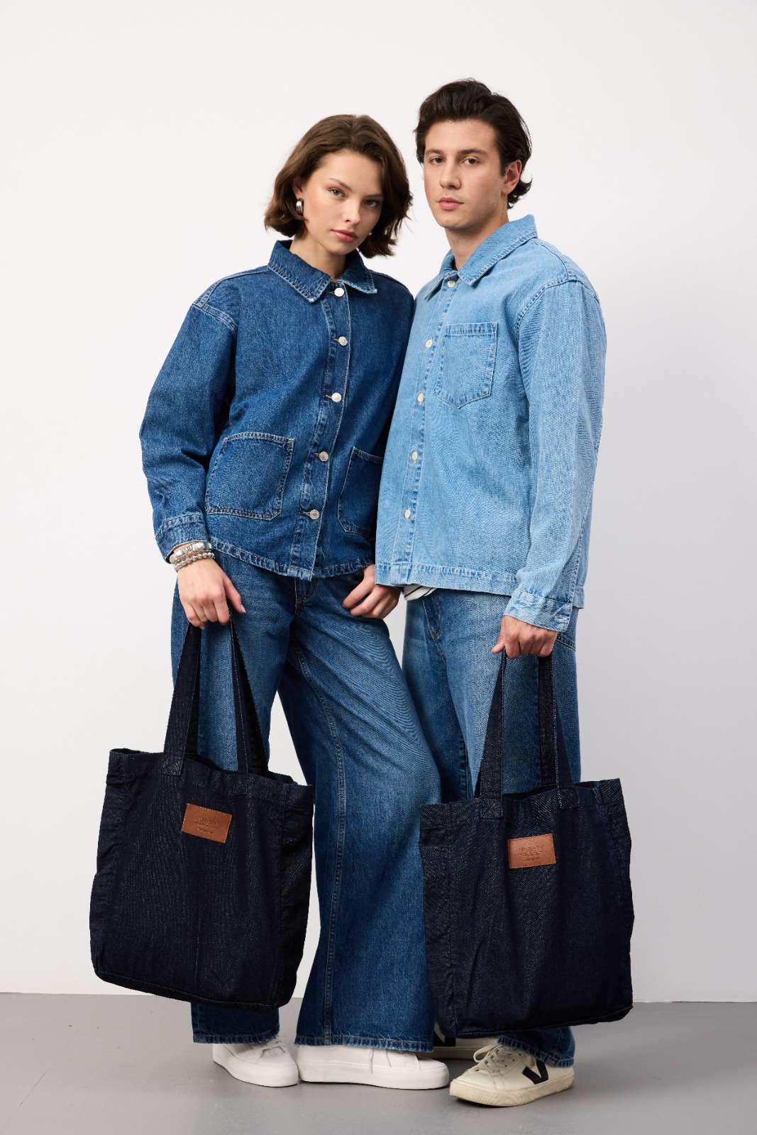 Atlas Denim kumaşından üretilen örnek denim ürün — manken çekimi 22