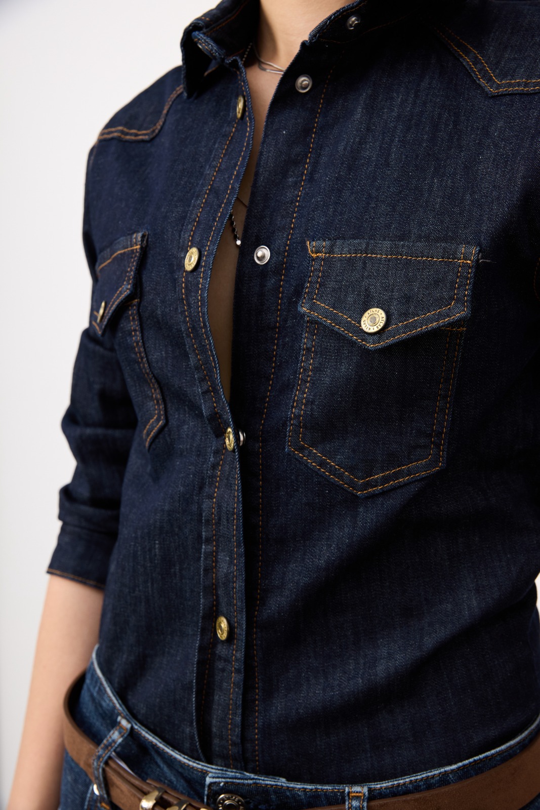 Atlas Denim kumaşından üretilen örnek denim ürün — manken çekimi 27
