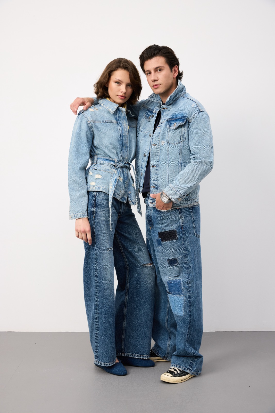 Atlas Denim kumaşından üretilen örnek denim ürün — manken çekimi 36