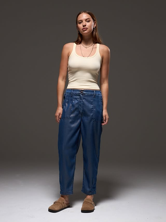 Atlas Denim denim kumaş doku ve yıkama detayı — yakın plan 12