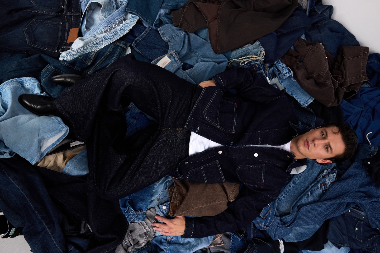 Atlas Denim kumaşından üretilen örnek denim ürün — manken çekimi 6